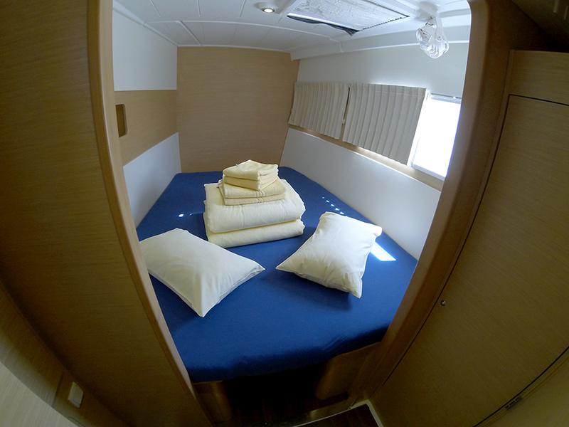 Book yachts online - catamaran - Lagoon 400 - Stray cat (Sails 2019, Solar panel) - rent