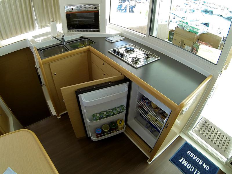 Book yachts online - catamaran - Lagoon 400 - Stray cat (Sails 2019, Solar panel) - rent