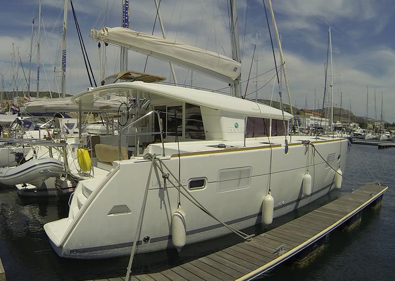 Book yachts online - catamaran - Lagoon 400 - Stray cat (Sails 2019, Solar panel) - rent