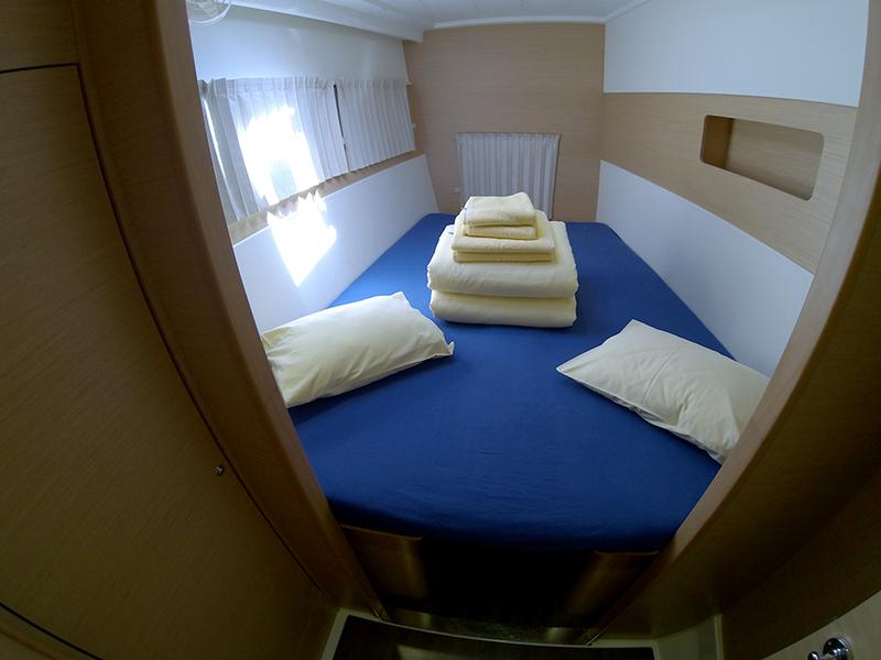 Book yachts online - catamaran - Lagoon 400 - Stray cat (Sails 2019, Solar panel) - rent