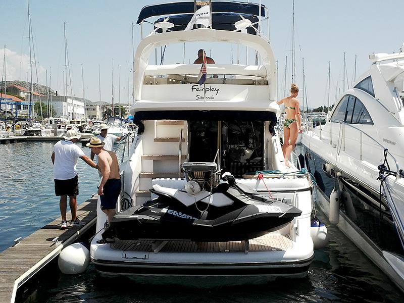 Book yachts online - motorboat - Fairline Phantom 40 - Fair Play (Jet ski - option with extra charge) - rent