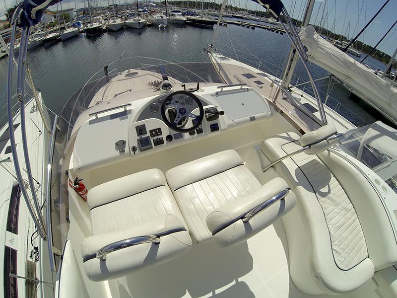 Book yachts online - motorboat - Fairline Phantom 40 - Fair Play (Jet ski - option with extra charge) - rent