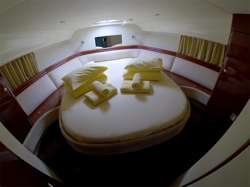 Book yachts online - motorboat - Fairline Phantom 40 - Fair Play (Jet ski - option with extra charge) - rent