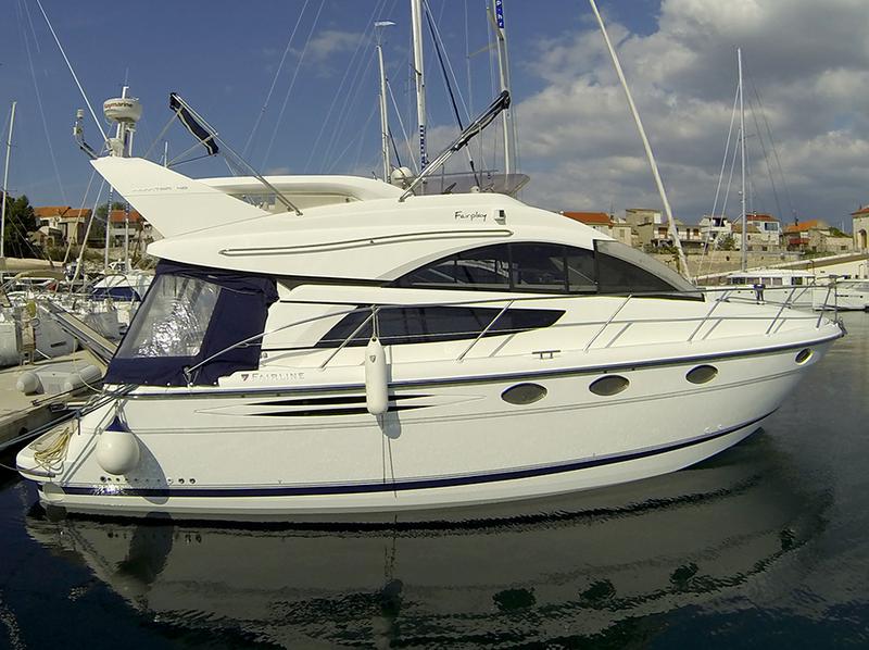 Book yachts online - motorboat - Fairline Phantom 40 - Fair Play (Jet ski - option with extra charge) - rent