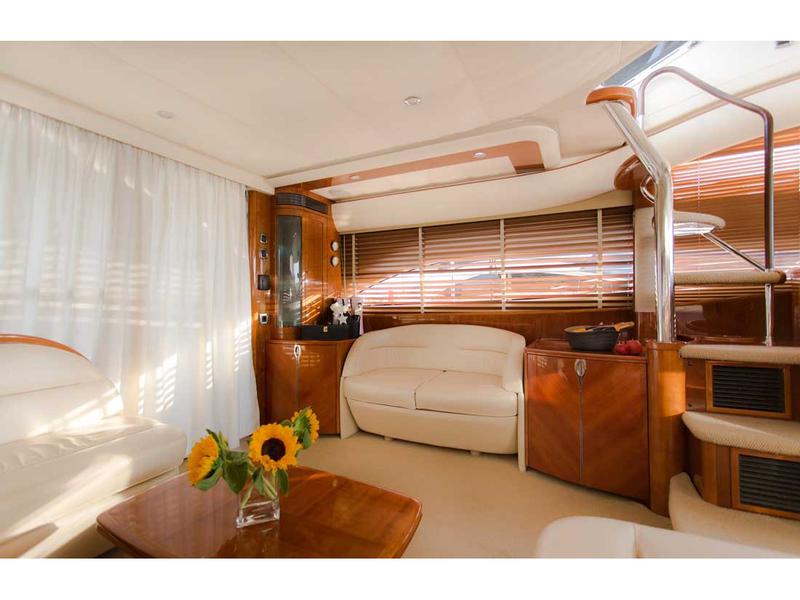 Book yachts online - motorboat - Princess 61 - Marabu - rent