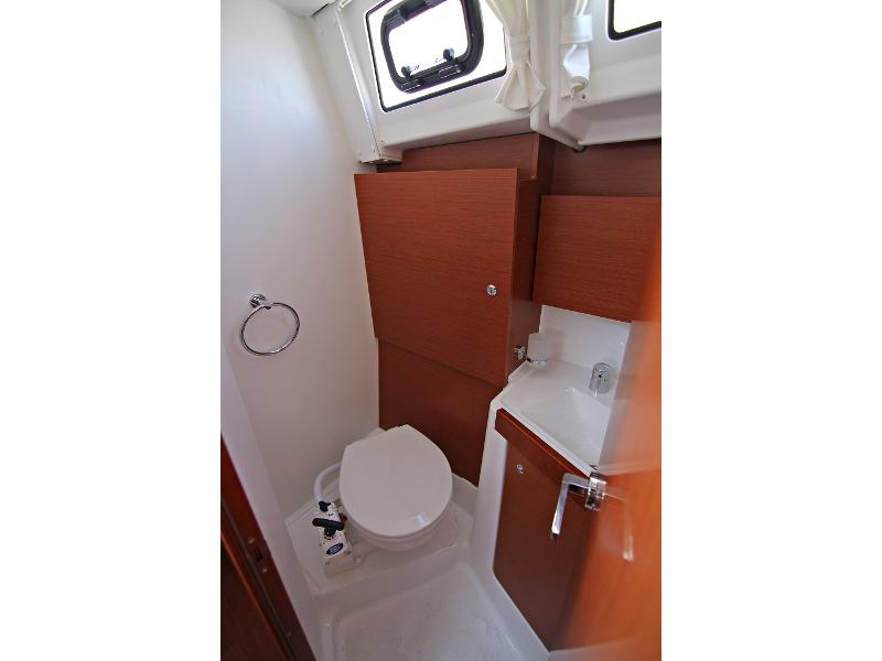 Book yachts online - sailboat - OCEANIS 38.1 BT - AURA - rent