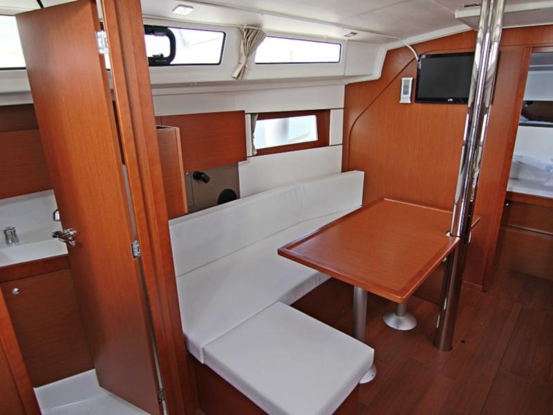 Book yachts online - sailboat - OCEANIS 38.1 BT - AURA - rent