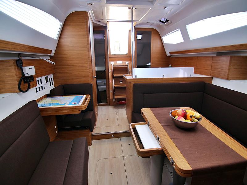 Book yachts online - sailboat - ELAN 40 Impression BT - LYRA - rent