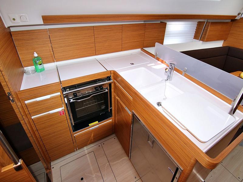 Book yachts online - sailboat - ELAN 40 Impression BT - LYRA - rent