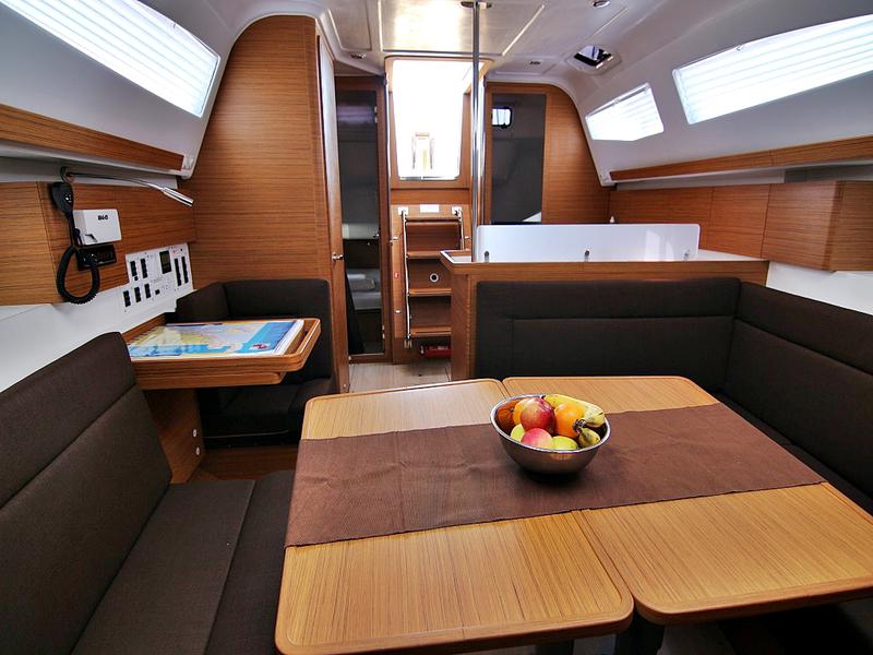 Book yachts online - sailboat - ELAN 40 Impression BT - LYRA - rent