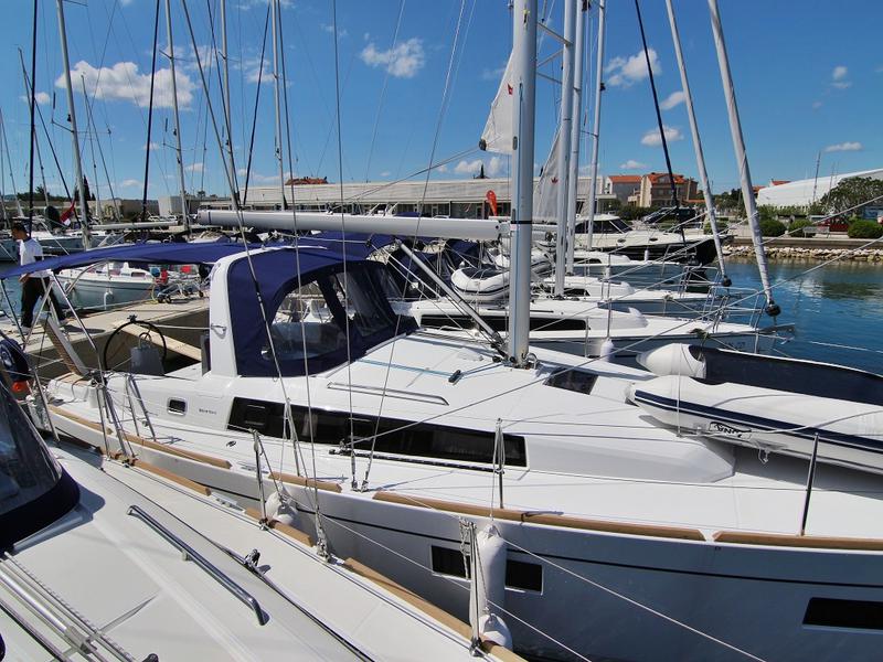 Book yachts online - sailboat - OCEANIS 38.1 BT - ARIELA  - rent
