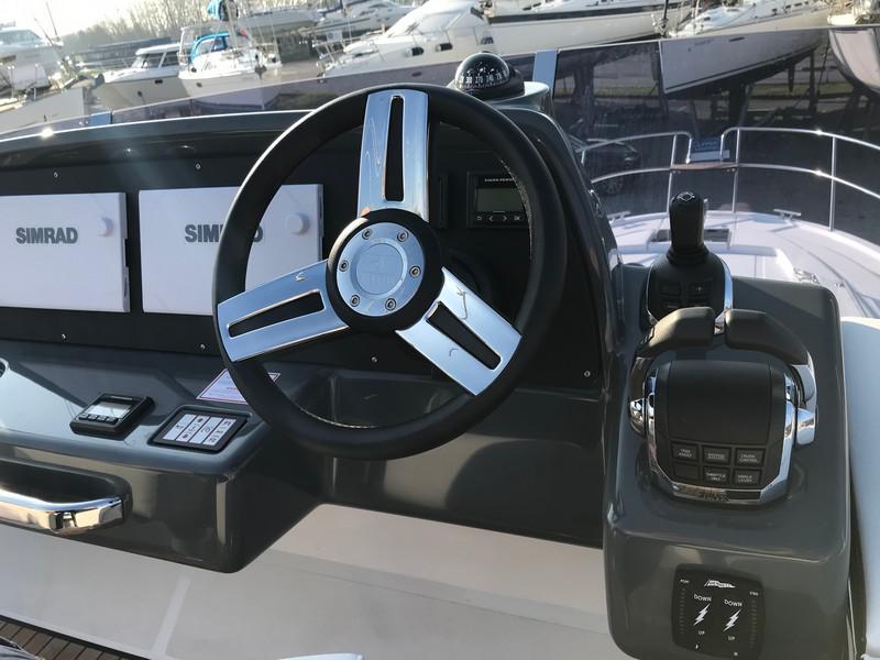 Book yachts online - motorboat - Bavaria R40 FLY - STEP TWO - rent