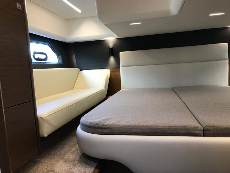 Book yachts online - motorboat - Bavaria R40 FLY - STEP TWO - rent