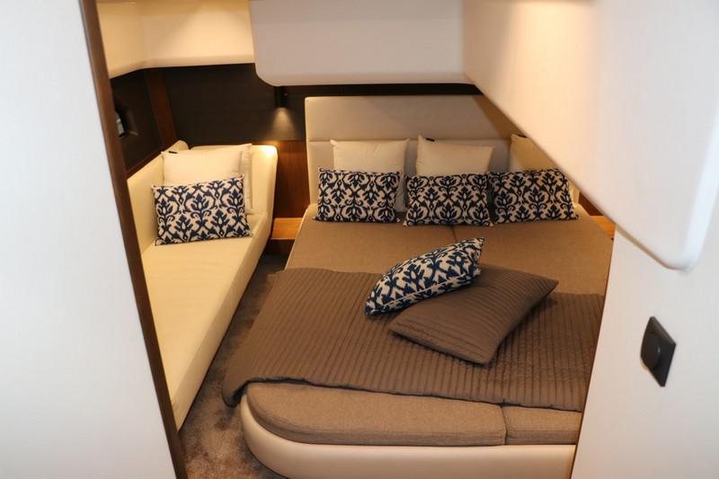 Book yachts online - motorboat - Bavaria R40 FLY - STEP TWO - rent