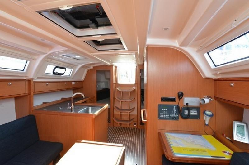 Book yachts online - sailboat - Bavaria Cruiser 37 - AURORA - rent