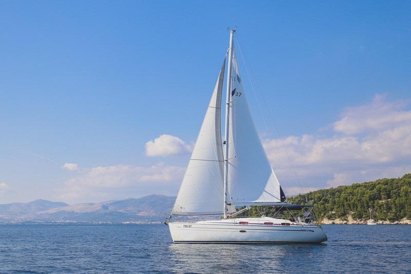Book yachts online - sailboat - Bavaria 37 Cruiser - SILVIJA - rent