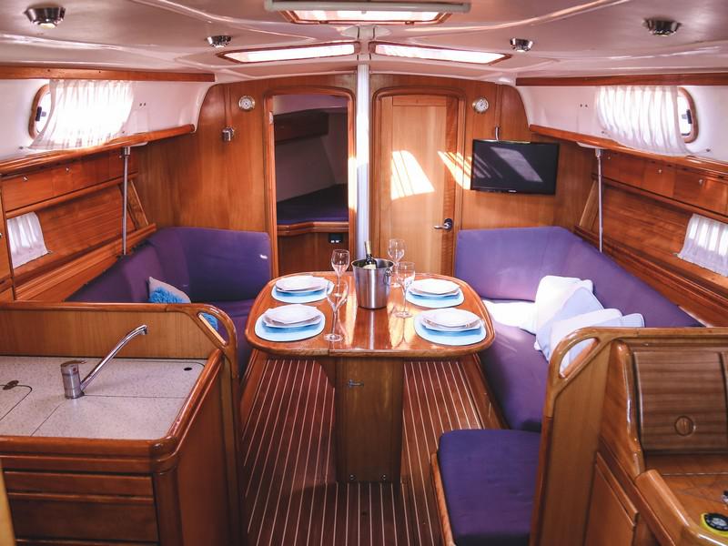 Book yachts online - sailboat - Bavaria 37 Cruiser - SILVIJA - rent