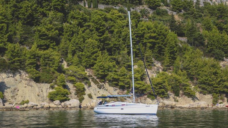 Book yachts online - sailboat - Bavaria 37 Cruiser - SILVIJA - rent
