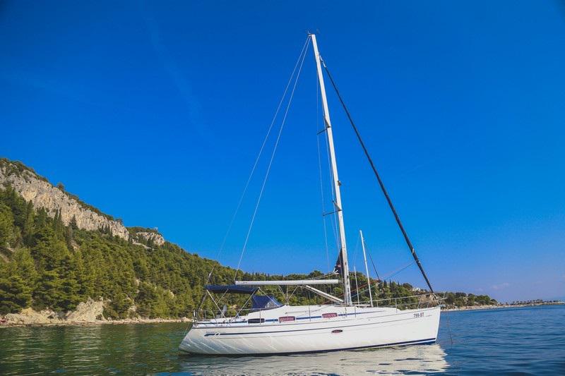 Book yachts online - sailboat - Bavaria 37 Cruiser - SILVIJA - rent