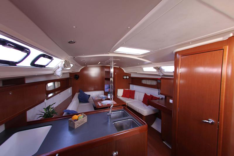 Book yachts online - sailboat - Oceanis 37 - Genie - Refit 2020 - rent