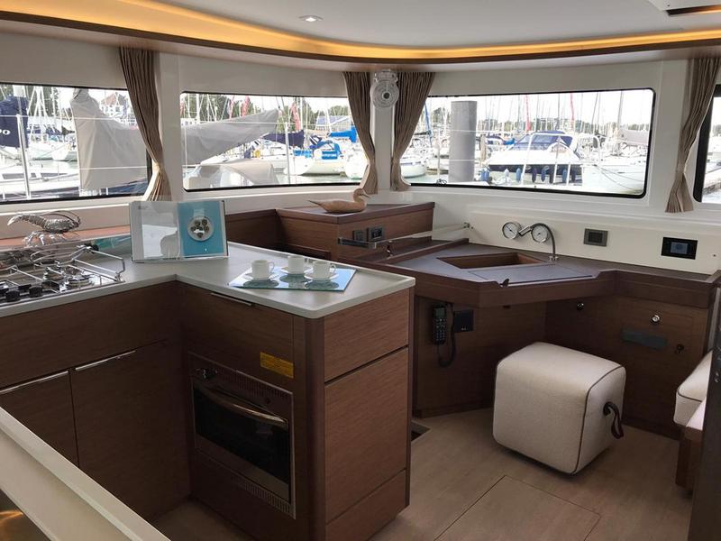 Book yachts online - catamaran - Lagoon 46 Fly - LADY POINT  - rent