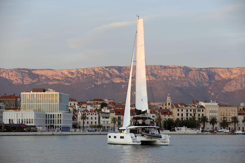 Book yachts online - catamaran - Lagoon 46 Fly - LADY POINT  - rent