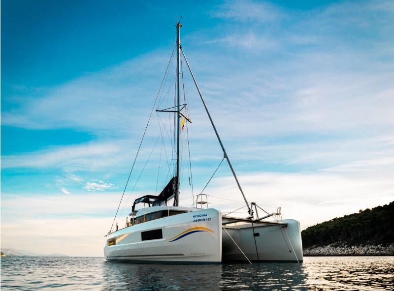 Book yachts online - catamaran - Lagoon 40 - HEROINA - rent