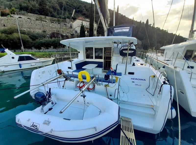 Book yachts online - catamaran - Lagoon 40 - HEROINA - rent