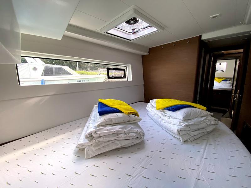 Book yachts online - catamaran - Lagoon 40 - HEROINA - rent