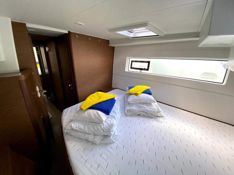Book yachts online - catamaran - Lagoon 40 - HEROINA - rent