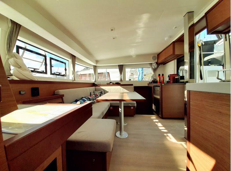 Book yachts online - catamaran - Lagoon 40 - HEROINA - rent
