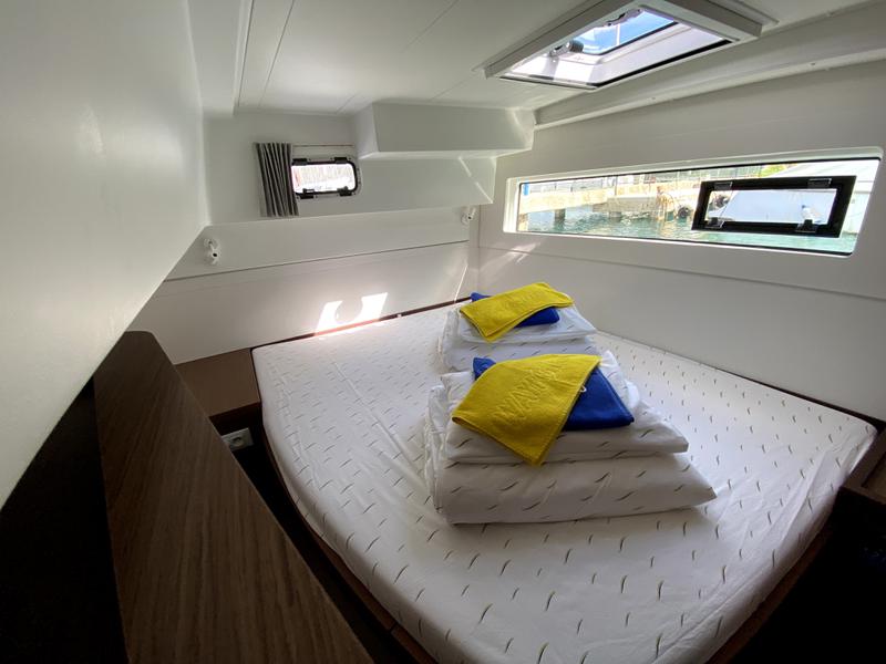 Book yachts online - catamaran - Lagoon 40 - HEROINA - rent