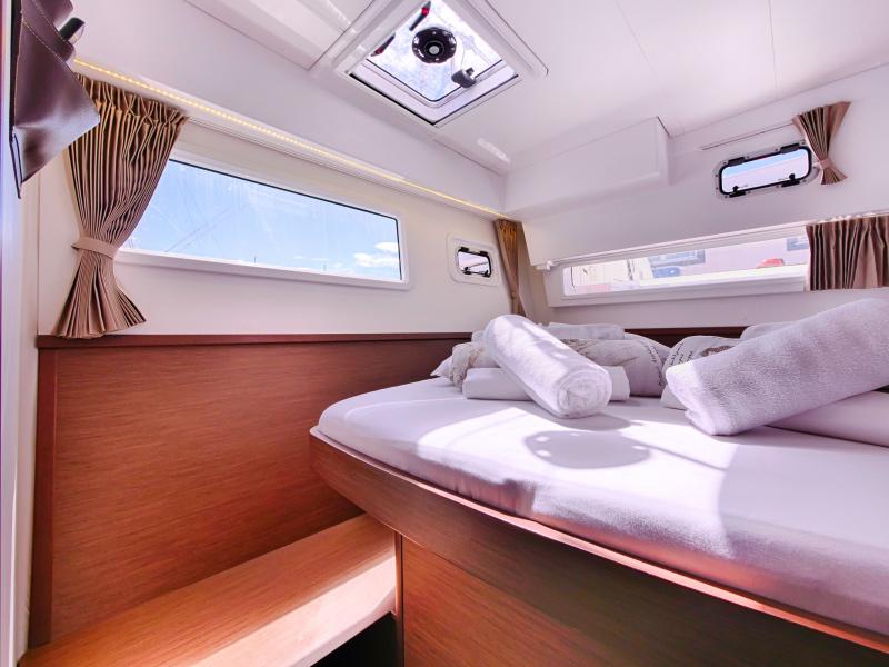 Book yachts online - catamaran - Lagoon 42 - SEA VOYAGER - CREWED - rent