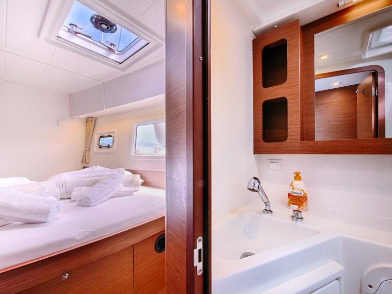 Book yachts online - catamaran - Lagoon 42 - SEA VOYAGER - CREWED - rent