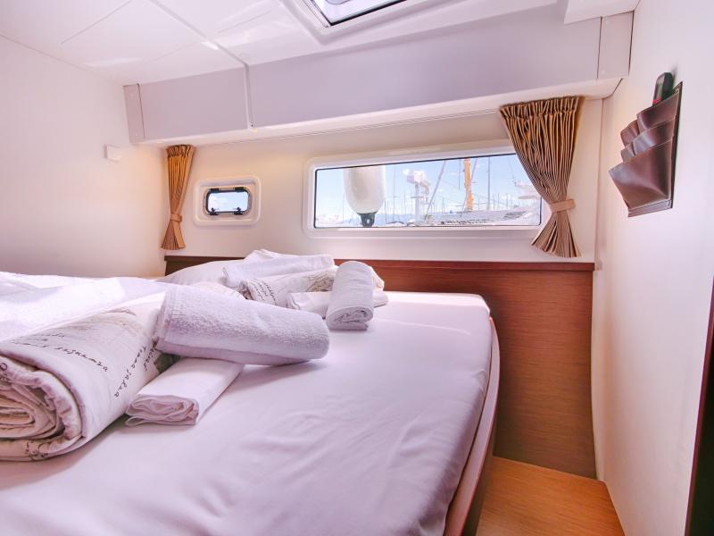 Book yachts online - catamaran - Lagoon 42 - SEA VOYAGER - CREWED - rent