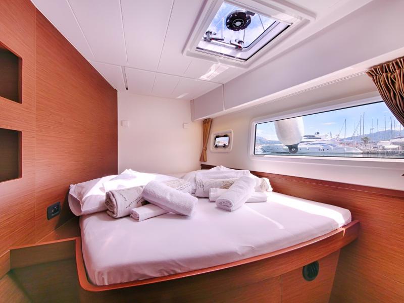 Book yachts online - catamaran - Lagoon 42 - SEA VOYAGER - CREWED - rent