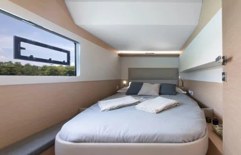 Book yachts online - motorboat - Fountaine Pajot M/Y 40 - BELUGA - rent