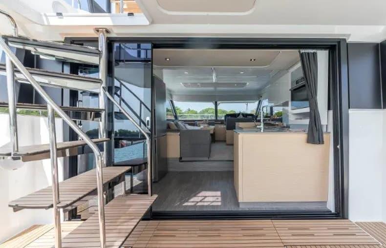 Book yachts online - motorboat - Fountaine Pajot M/Y 40 - BELUGA - rent
