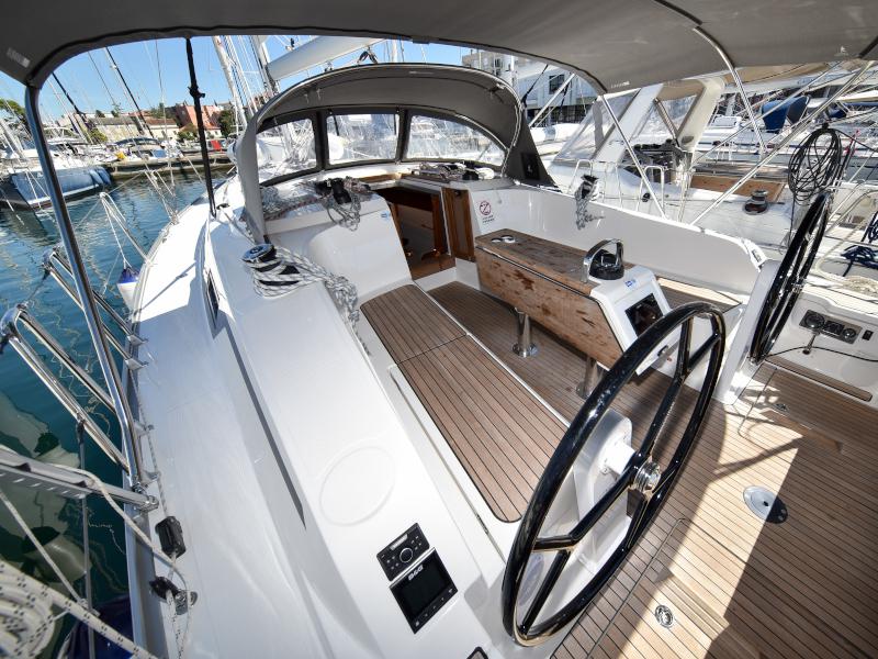 Book yachts online - sailboat - Bavaria Cruiser 41 - NIXIE - rent
