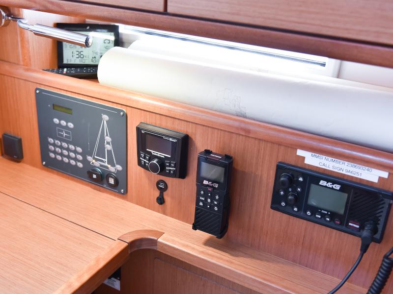 Book yachts online - sailboat - Bavaria Cruiser 41 - NIXIE - rent