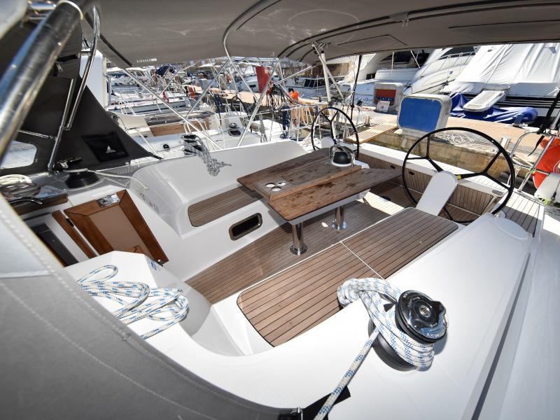 Book yachts online - sailboat - Bavaria Cruiser 41 - NIXIE - rent