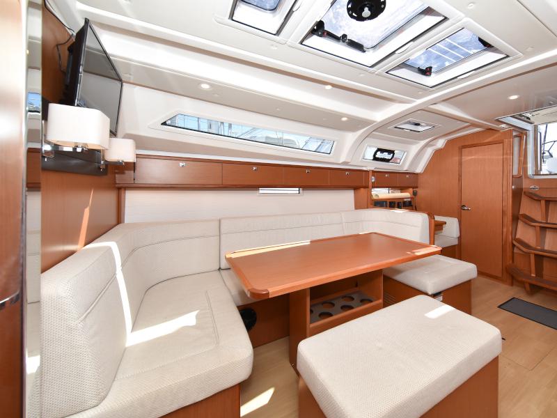 Book yachts online - sailboat - Bavaria Cruiser 41 - NIXIE - rent