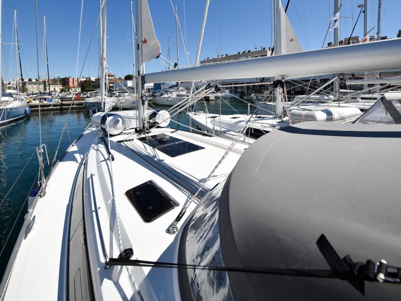 Book yachts online - sailboat - Bavaria Cruiser 41 - NIXIE - rent