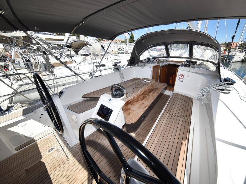 Book yachts online - sailboat - Bavaria Cruiser 41 - NIXIE - rent