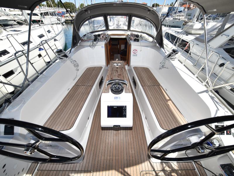 Book yachts online - sailboat - Bavaria Cruiser 41 - NIXIE - rent