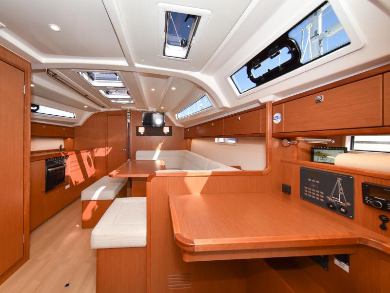 Book yachts online - sailboat - Bavaria Cruiser 41 - NIXIE - rent