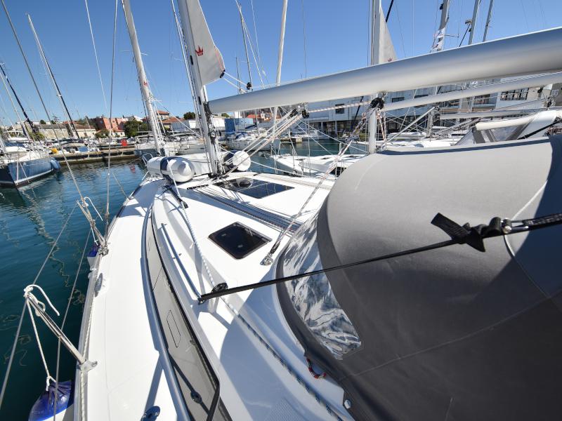 Book yachts online - sailboat - Bavaria Cruiser 41 - NIXIE - rent