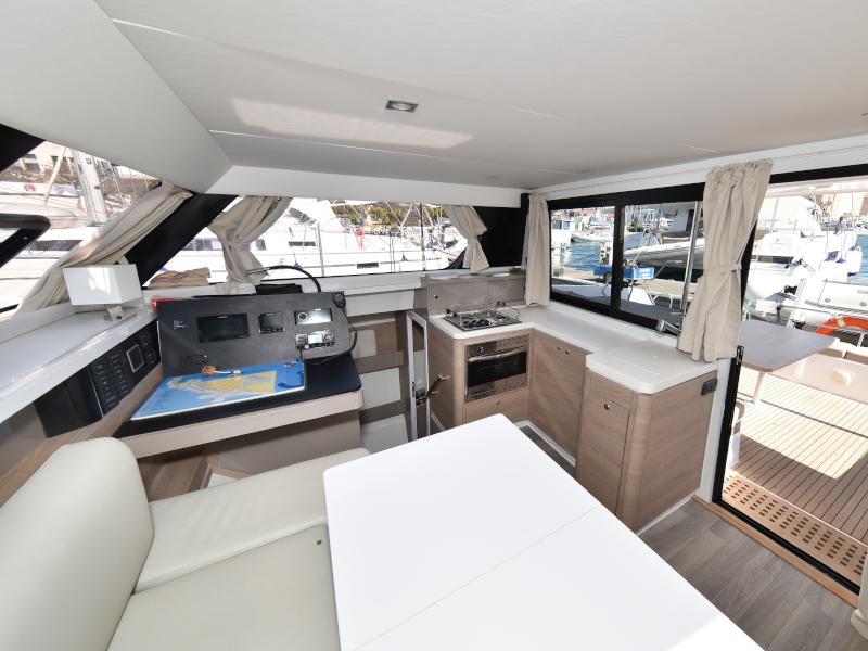 Book yachts online - catamaran - Aventura 34 - LAUREMI - rent