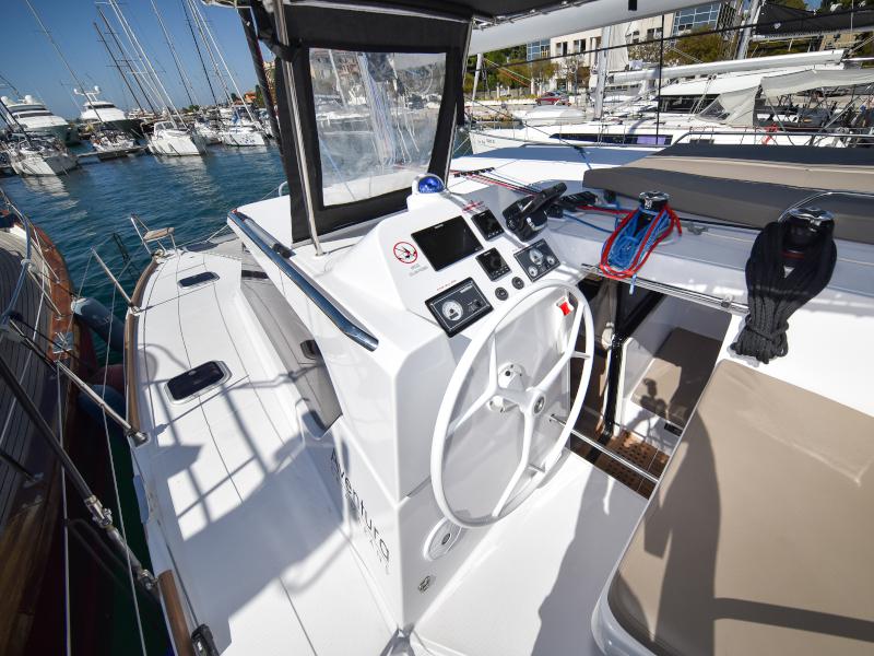 Book yachts online - catamaran - Aventura 34 - LAUREMI - rent