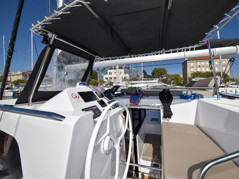 Book yachts online - catamaran - Aventura 34 - LAUREMI - rent